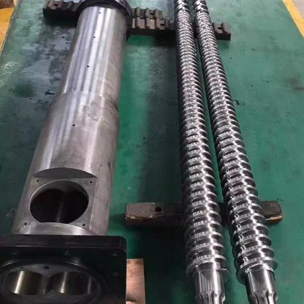 平行双螺杆挤出机料筒与螺杆实拍图片