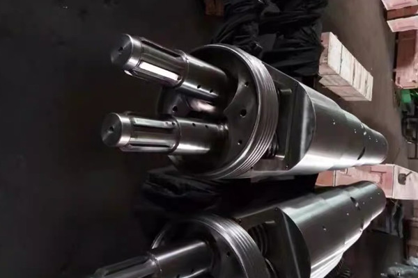 双螺杆橡胶挤出机的螺杆机筒实拍照片